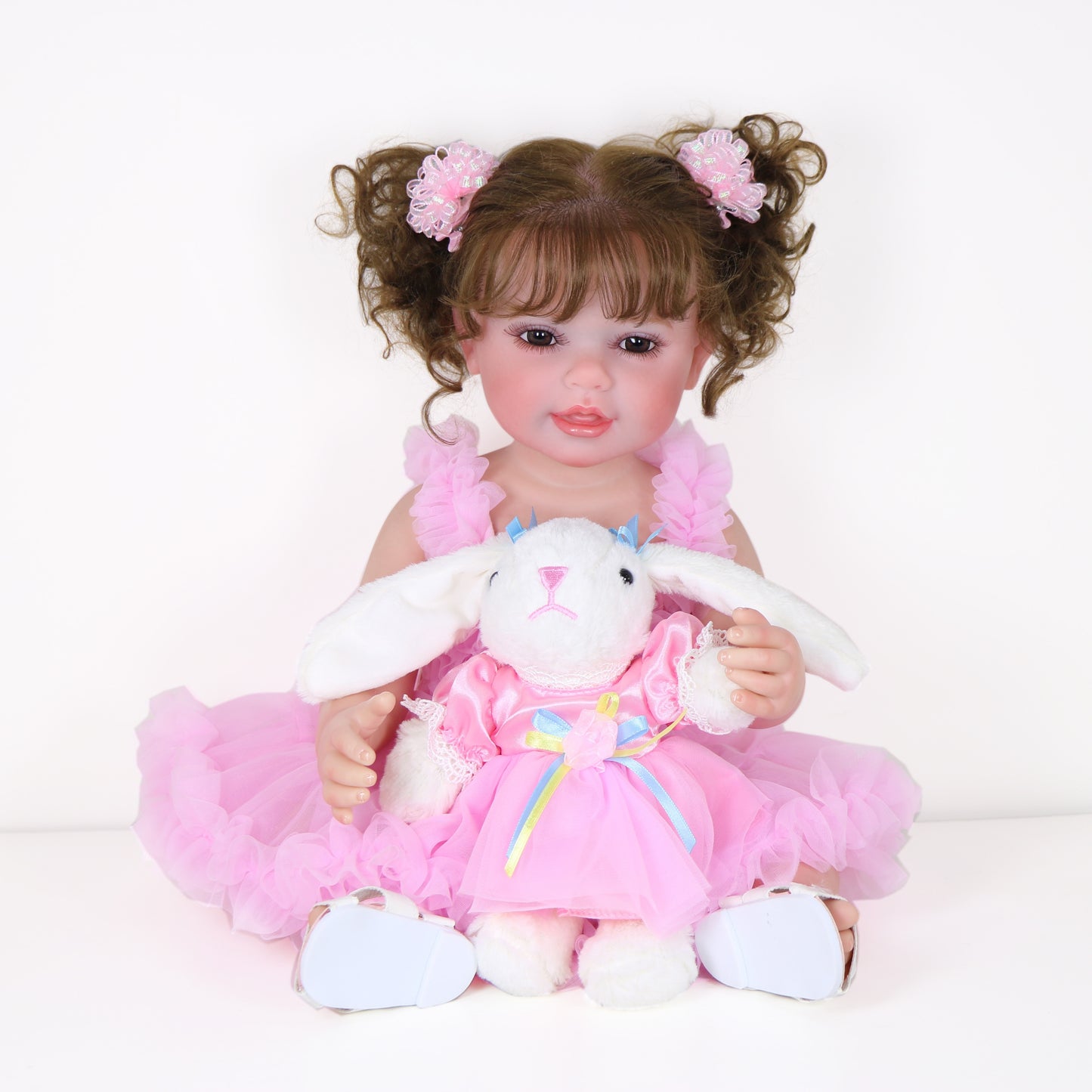 Poupée Reborn de 22 pouces - Mouvement joyeux avec un visage peint 3D, un corps en vinyle souple et des cheveux racinés, accompagné d'un petit lapin en peluche, parfait pour des cadeaux de Noël, d'Halloween ou de Thanksgiving.